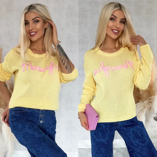 Lekki żółty sweter z kontrastowym napisem ONE SIZE - R846A