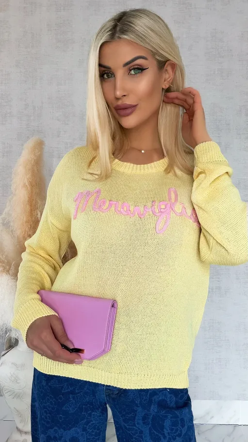 Lekki żółty sweter z kontrastowym napisem ONE SIZE - R846A