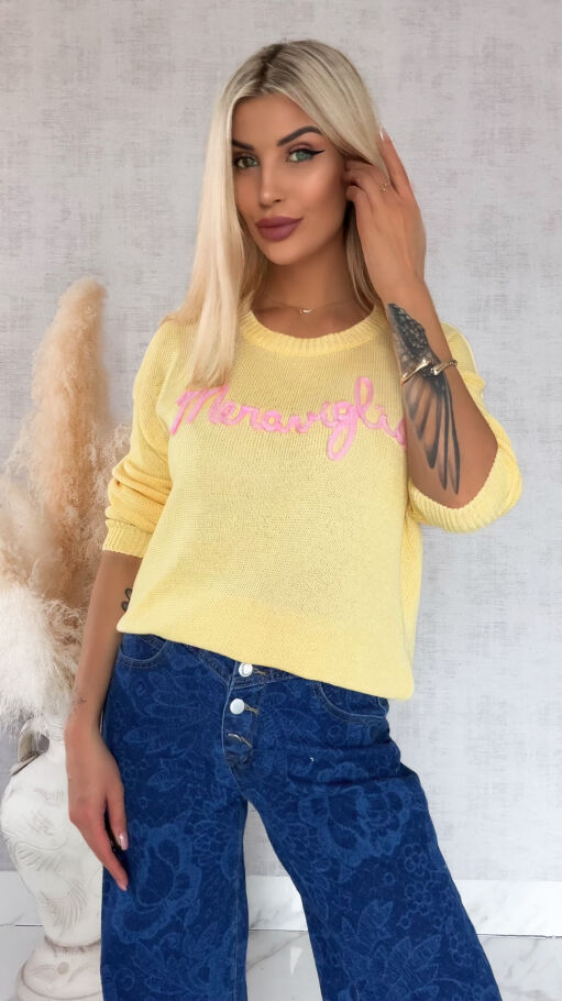 Lekki żółty sweter z kontrastowym napisem ONE SIZE - R846A
