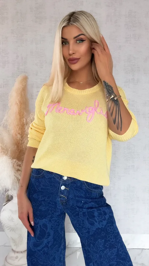 Lekki żółty sweter z kontrastowym napisem ONE SIZE - R846A