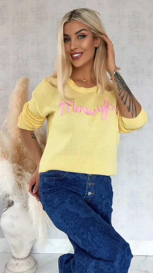 Lekki żółty sweter z kontrastowym napisem ONE SIZE - R846A