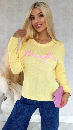 Lekki żółty sweter z kontrastowym napisem ONE SIZE - R846A