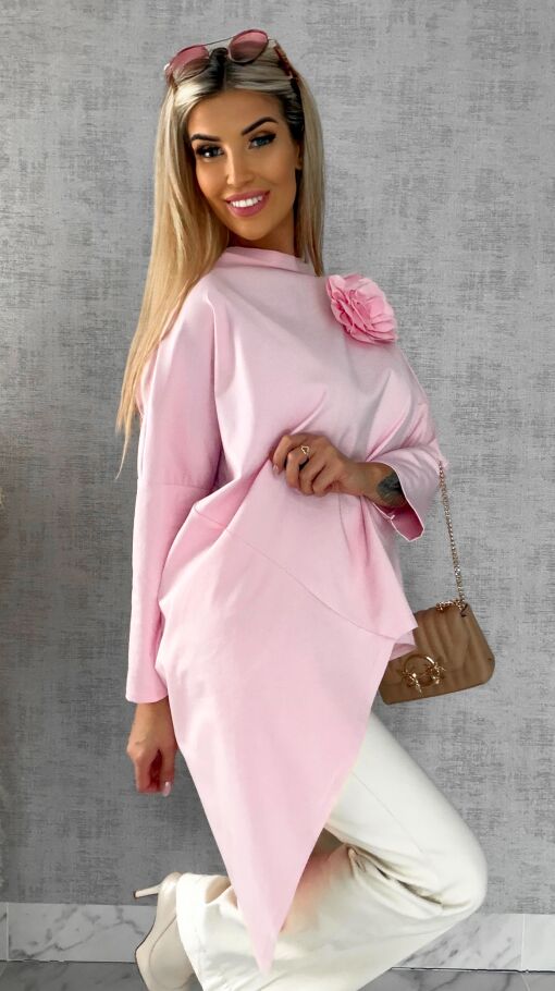 Asymetryczna pastelowa bluzka z broszką ONE SIZE różowa - R448B