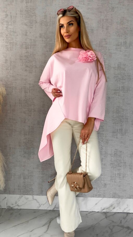 Asymetryczna pastelowa bluzka z broszką ONE SIZE różowa - R448B