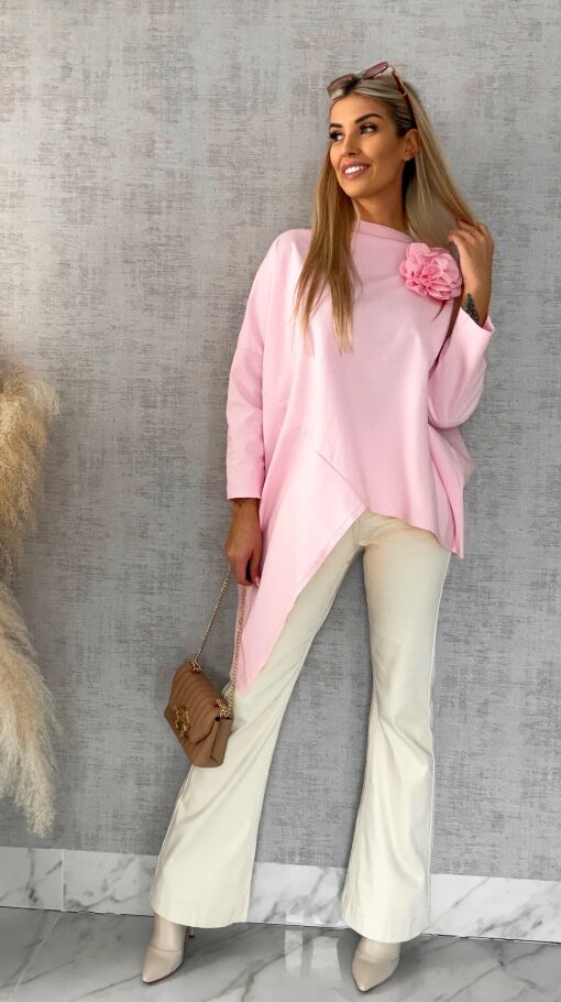 Asymetryczna pastelowa bluzka z broszką ONE SIZE różowa - R448B