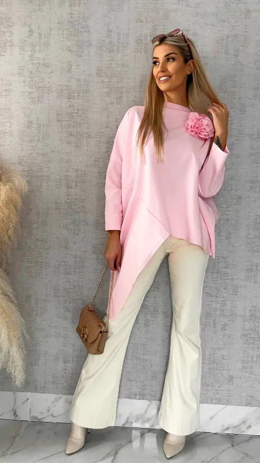 Asymetryczna pastelowa bluzka z broszką ONE SIZE różowa - P448B