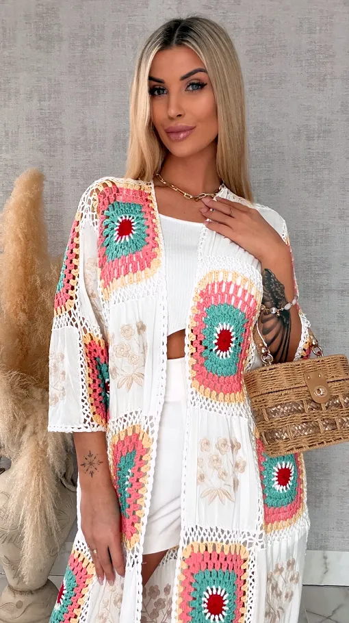 Oryginalna szydełkowa MAXI narzutka z haftowanymi kwiatami ONE SIZE biała - R702