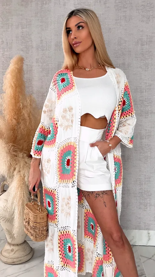 Oryginalna szydełkowa MAXI narzutka z haftowanymi kwiatami ONE SIZE biała - R702