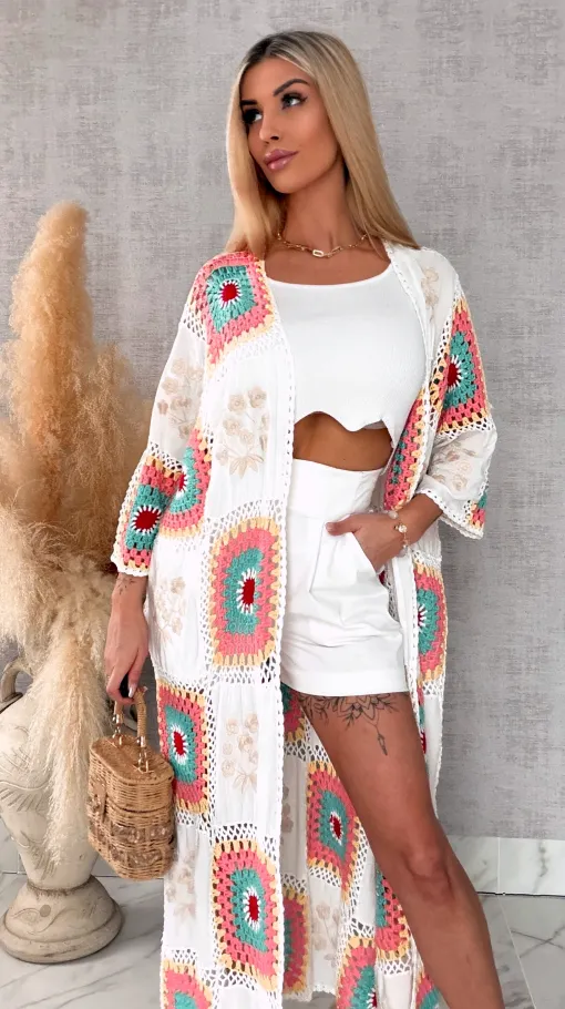 Oryginalna szydełkowa MAXI narzutka z haftowanymi kwiatami ONE SIZE biała - R702