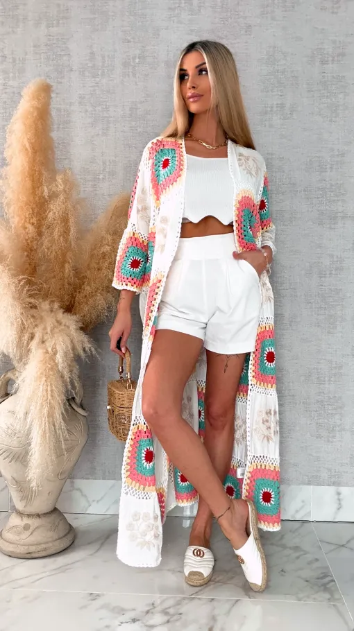 Oryginalna szydełkowa MAXI narzutka z haftowanymi kwiatami ONE SIZE biała - R702