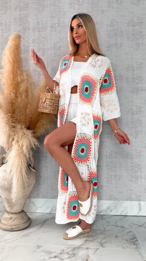 Oryginalna szydełkowa MAXI narzutka z haftowanymi kwiatami ONE SIZE biała - R702