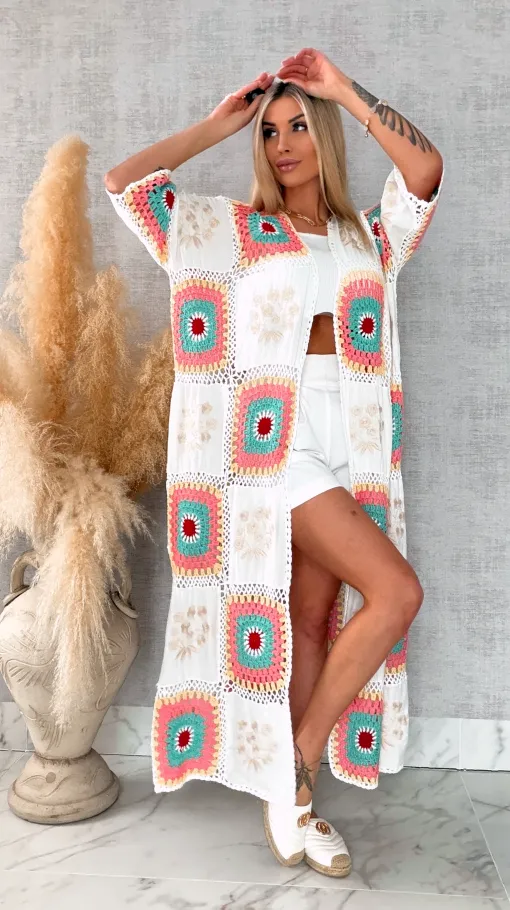 Oryginalna szydełkowa MAXI narzutka z haftowanymi kwiatami ONE SIZE biała - R702