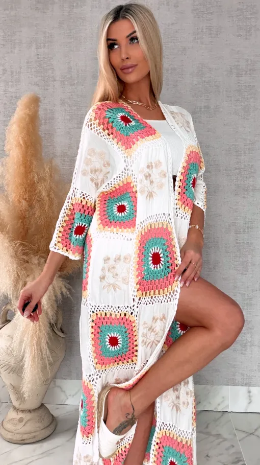 Oryginalna szydełkowa MAXI narzutka z haftowanymi kwiatami ONE SIZE biała - R702