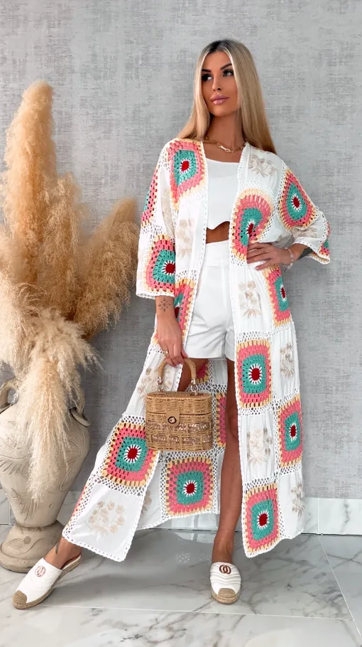 Oryginalna szydełkowa MAXI narzutka z haftowanymi kwiatami ONE SIZE biała - R702