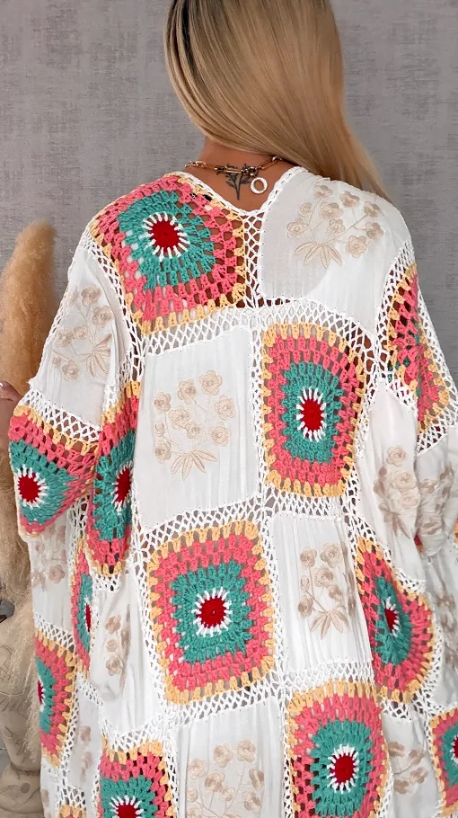 Oryginalna szydełkowa MAXI narzutka z haftowanymi kwiatami ONE SIZE biała - R702