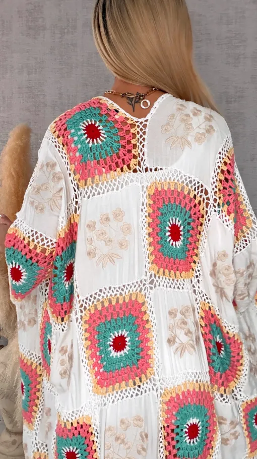 Oryginalna szydełkowa MAXI narzutka z haftowanymi kwiatami ONE SIZE biała - R702