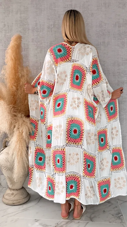 Oryginalna szydełkowa MAXI narzutka z haftowanymi kwiatami ONE SIZE biała - R702