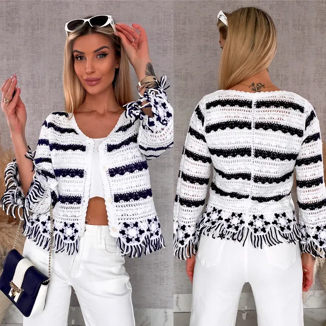 Szydełkowy sweter zapinany na guziki z frędzlami ONE SIZE - R744A