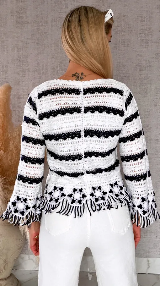 Szydełkowy sweter zapinany na guziki z frędzlami ONE SIZE - R744A