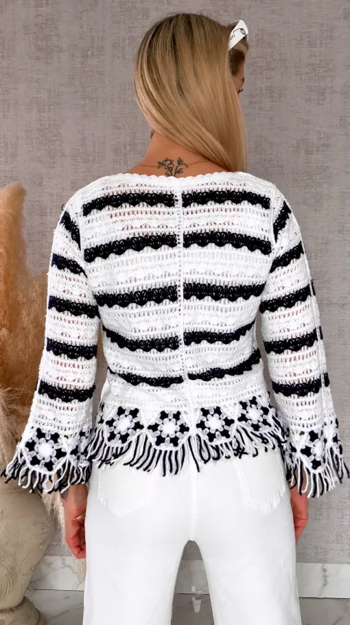 Szydełkowy sweter zapinany na guziki z frędzlami ONE SIZE biały - R744A