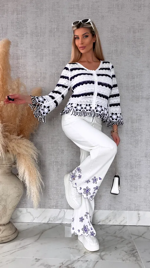 Szydełkowy sweter zapinany na guziki z frędzlami ONE SIZE - R744A