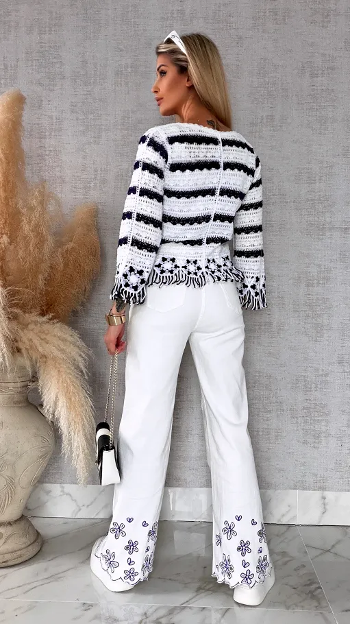 Szydełkowy sweter zapinany na guziki z frędzlami ONE SIZE - R744A