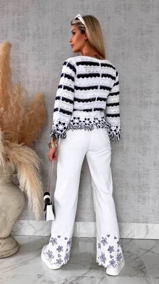 Szydełkowy sweter zapinany na guziki z frędzlami ONE SIZE biały - R744A