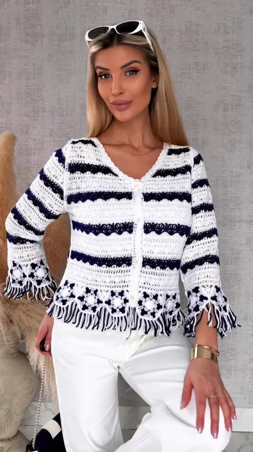 Szydełkowy sweter zapinany na guziki z frędzlami ONE SIZE biały - R744A