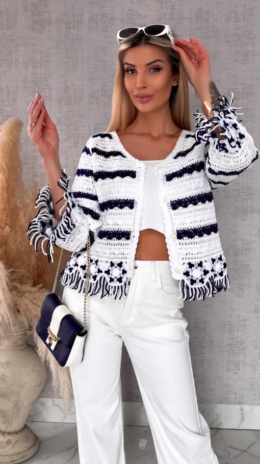 Szydełkowy sweter zapinany na guziki z frędzlami ONE SIZE biały - R744A