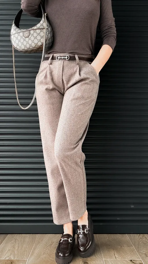 Eleganckie beżowe spodnie w jodełkę - N817