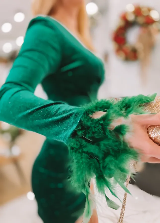 Błyszcząca welurowa sukienka z piórami ZIELONA - L342A