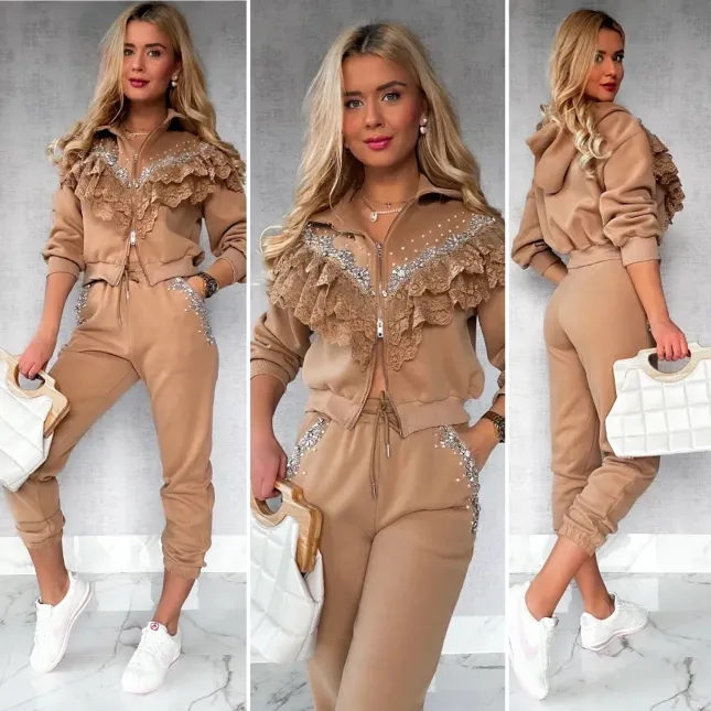 Bawełniany BEŻOWY komplet dresowy zdobiony srebrnymi dodatkami - P168B