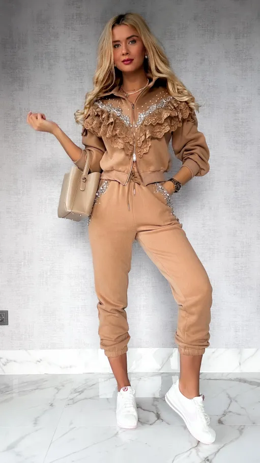 Bawełniany BEŻOWY komplet dresowy zdobiony srebrnymi dodatkami - P168B