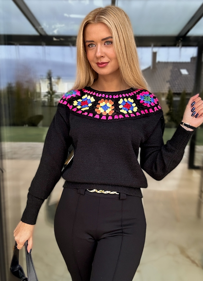Elegancki czarny sweter z haftowanym dekoltem - M563