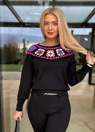 Elegancki czarny sweter z haftowanym dekoltem - M563
