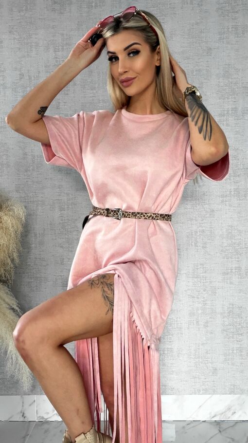 Modna zamszowa sukienka z frędzlami i paskiem ONE SIZE różowa - R432B