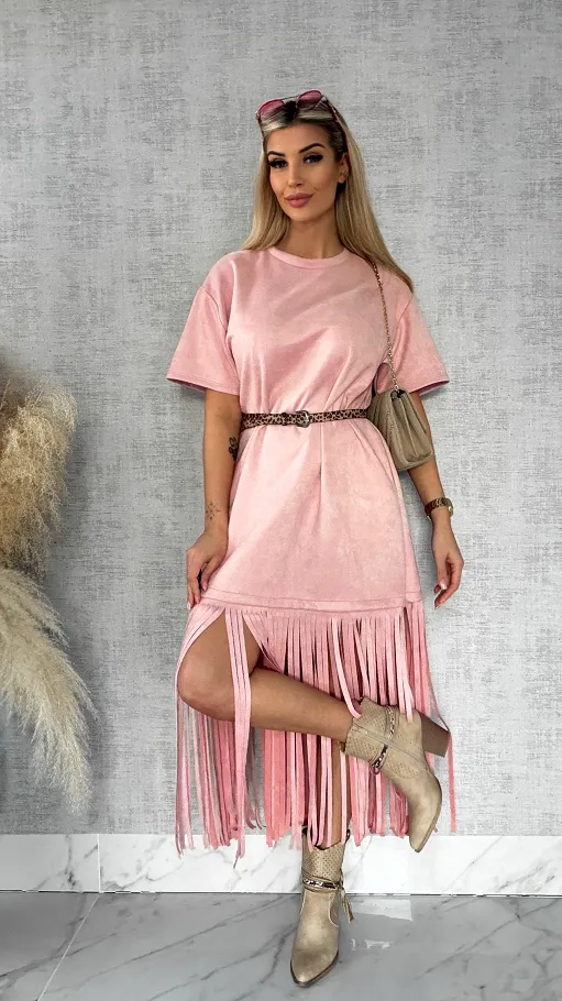 Modna zamszowa sukienka z frędzlami i paskiem ONE SIZE różowa - R432B