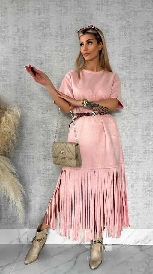 Modna zamszowa sukienka z frędzlami i paskiem ONE SIZE różowa - R432B