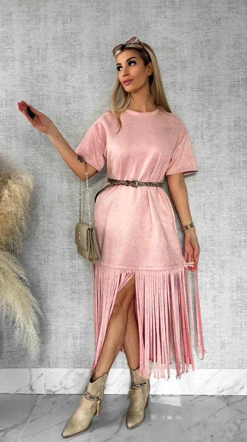 Modna zamszowa sukienka z frędzlami i paskiem ONE SIZE różowa - R432B