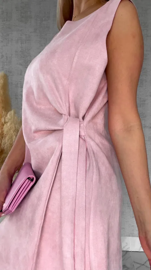 Różowa sukienka z eko zamszu z wiązaniem ONE SIZE - R435B