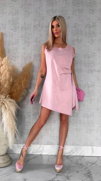 Różowa sukienka z eko zamszu z wiązaniem ONE SIZE - R435B