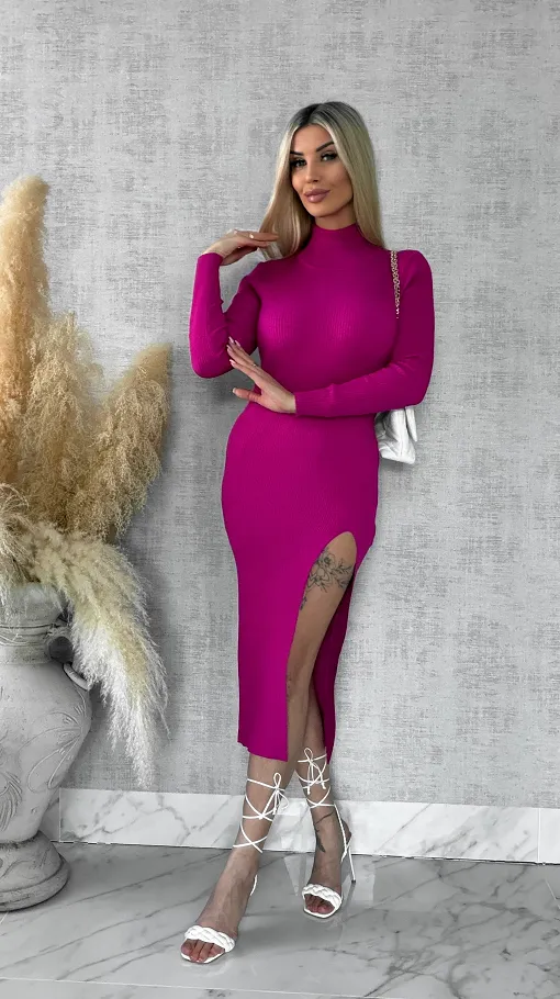 Midi sukienka dzianinowa w prążki z rozcięciem ONE SIZE fuksja - R578