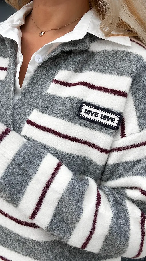 Elegancki sweter LOVE w szare paski z koszulową wstawką ONE SIZE - R090