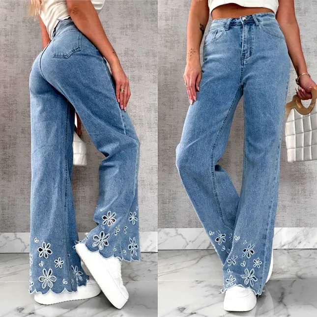 Niebieskie elastyczne jeansy z haftowanymi kwiatami i cyrkoniami - R632