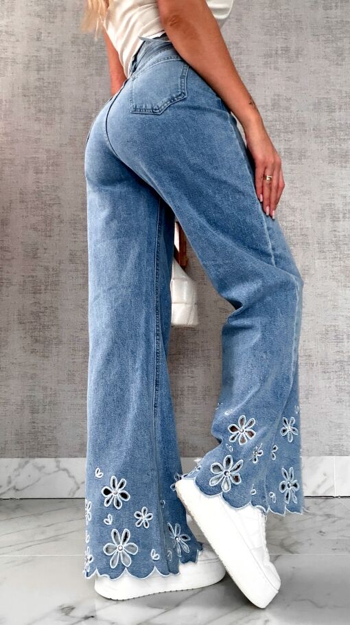 Niebieskie elastyczne jeansy z haftowanymi kwiatami i cyrkoniami - R632