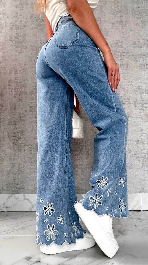 Niebieskie elastyczne jeansy z haftowanymi kwiatami i cyrkoniami - R632