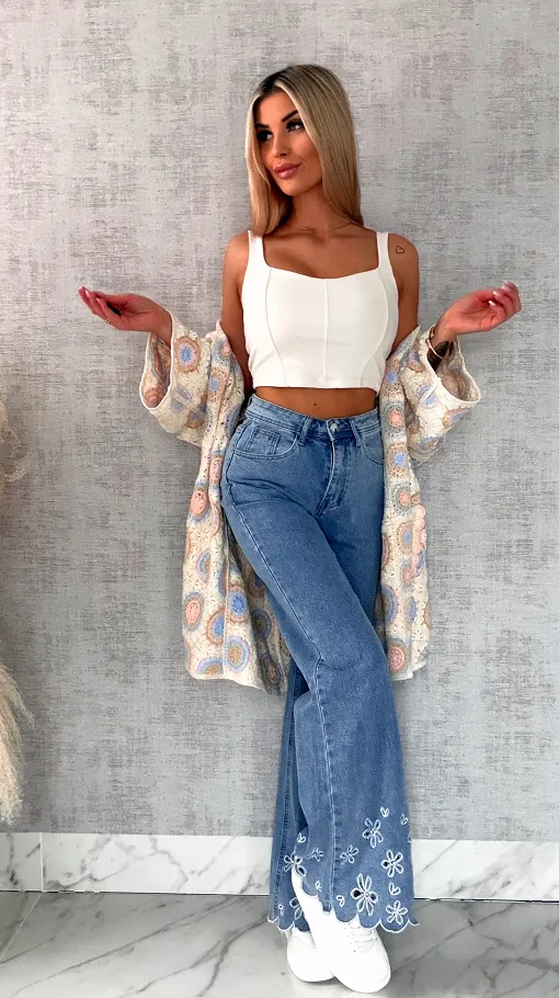 Niebieskie elastyczne jeansy z haftowanymi kwiatami i cyrkoniami - R632