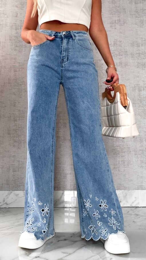 Niebieskie elastyczne jeansy z haftowanymi kwiatami i cyrkoniami - R632