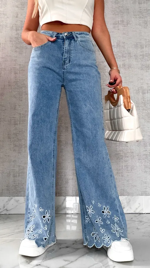 Niebieskie elastyczne jeansy z haftowanymi kwiatami i cyrkoniami - R632
