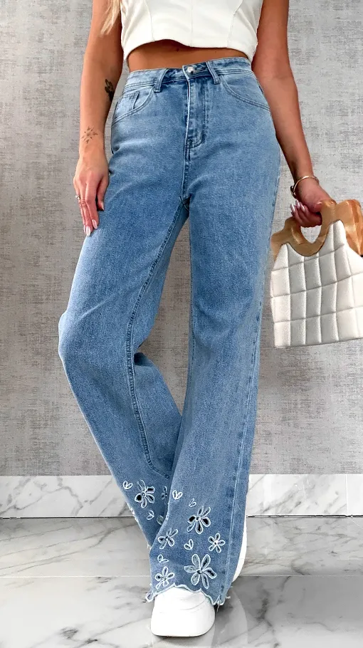 Niebieskie elastyczne jeansy z haftowanymi kwiatami i cyrkoniami - R632